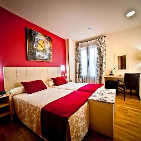 Hotel Condes De Castilla Segovia Room photo